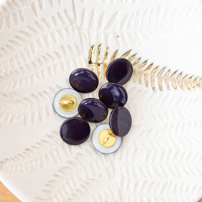 Mother-of-pearl buttons with tails by Lise Tailor
