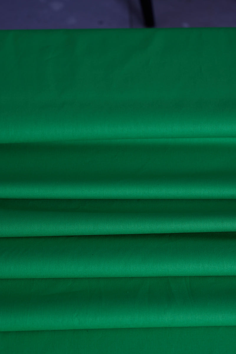 Essex Linen in Kelly Green by Robert Kaufman Fabrics