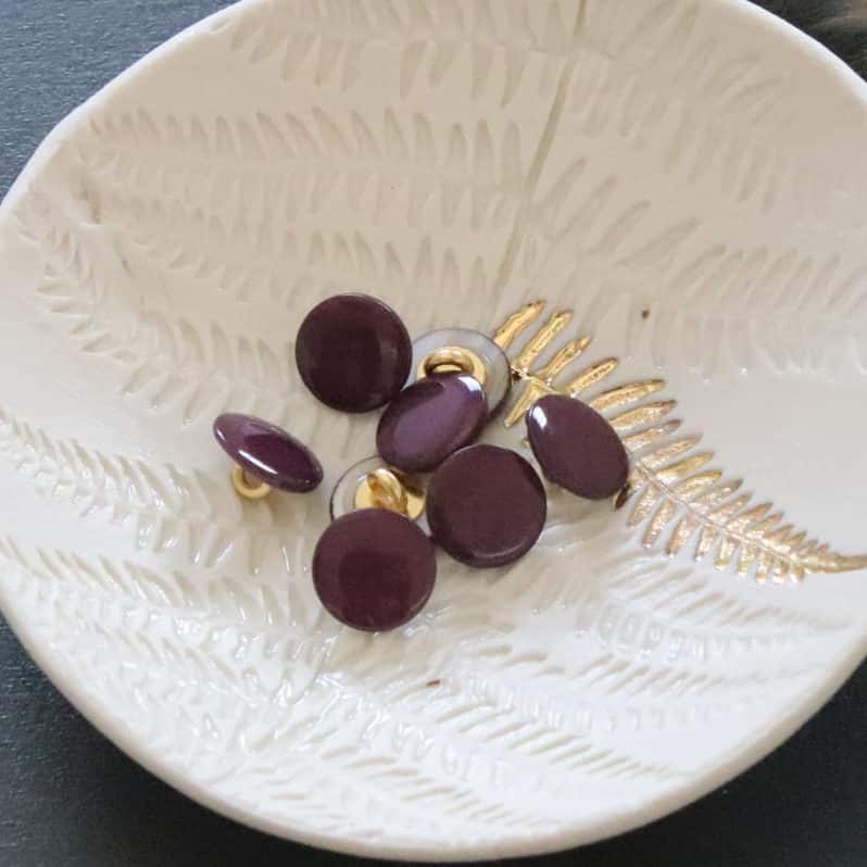 Mother-of-pearl buttons with tails by Lise Tailor
